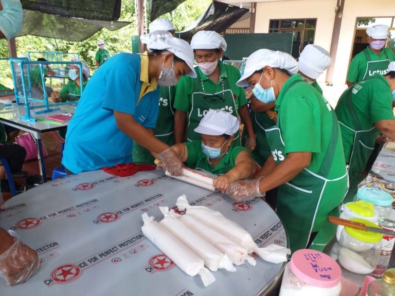 ภาพบรรยากาศการทำเบเบเกอรี่ (หลักและวิธีการทำแยมโรล) ของคนพิการและผู้ดูแลคนพิการที่เข้าร่วมในโครงการฝึกงานมาตรา 35 หลักสูตรการทำเบเกอรี่
