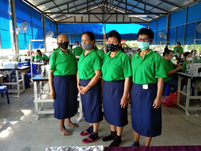 ภาพบรรยากาศการสร้างแบบและตัดเย็บกระโปรงของคนพิการและผู้ดูแลคนพิการที่เข้าร่วมโครงการฝึกงานมาตรา 35 หลักสูตรช่างตัดเย็บเสื้อผ้า