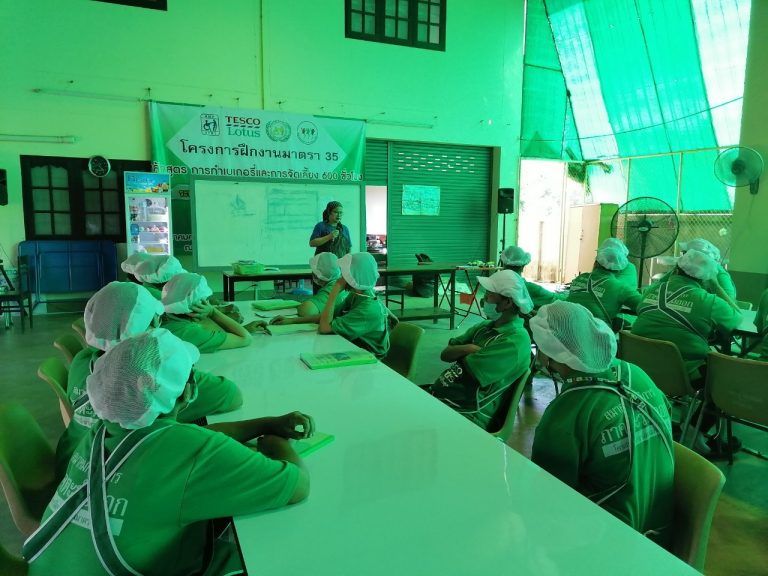 ภาพบรรยากาศการเรียนรู้การจัดเตรียมบรรจุภัณฑ์ในการทำเบเกอรี่ของคนพิการและผู้ดูแลคนพิการที่เข้าร่วมโครงการฝึกงานมาตรา 35 หลักสูตรการการทำเบเกอรี่และการจัดเลี้ยง
