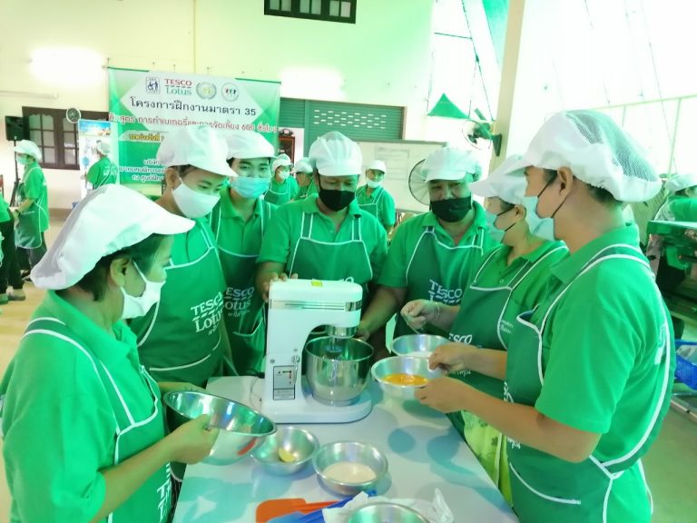 ภาพบรรยากาศกิจกรรมการทำเบเกอรี่ (หลักและวิธีการทำชิฟฟ่อน) ของคนพิการและผู้ดูแลคนพิการที่เข้าร่วมโครงการฝึกงานมาตรา 35 หลักสูตรการทำเบเกอรี่