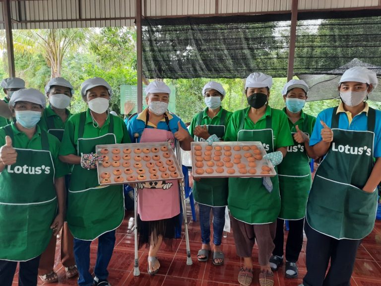 ภาพบรรยากาศการทำเบเกอรี่ (หลักและวิธีการทำคุกกี้) ของคนพิการและผู้ดูแลคนพิการที่เข้าร่วมในโครงการฝึกงานมาตรา 35 หลักสูตรการทำเบเกอรี่