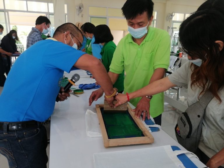 ภาพบรรยากาศการทำซิลค์สกรีนของคนพิการและผู้ดูแลคนพิการที่เข้าร่วมฝึกงานในโครงการฝึกงานมาตรา 35 หลักสูตรช่างตัดเย็บเสื้อผ้า ระดับต้น
