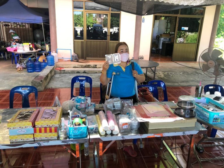ภาพบรรยากาศการเรียนการสอนการจัดเตรียมบรรจุภัณฑ์และการจัดจำหน่ายในการทำเบเกอรี่ของคนพิการและผู้ดูแลคนพิการ