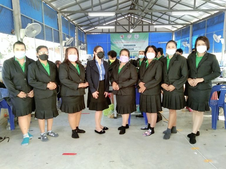 ภาพบรรยากาศการสร้างแบบและตัดเย็บเสื้อสูทของคนพิการและผู้ดูแลคนพิการที่เข้าร่วมโครงการฝึกงานมาตรา 35 หลักสูตรช่างตัดเย็บเสื้อผ้า ระดับกลาง