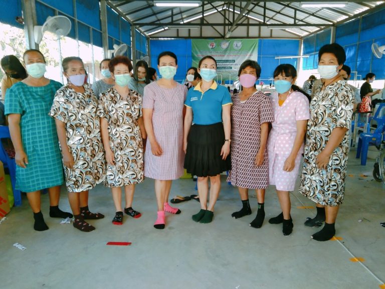 ภาพบรรยากาศการสร้างแบบและตัดเย็บเสื้อผ้าแบบต่างๆของคนพิการและผู้ดูแลคนพิการที่เข้าร่วมในโครงการฝึกงานมาตรา 35 หลักสูตรช่างตัดเย็บเสื้อผ้า ระดับกลาง