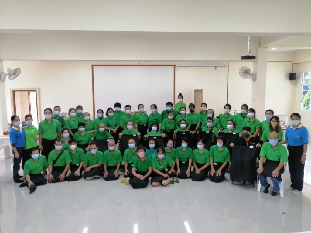 ภาพบรรยากาศการสร้างแบบและตัดเย็บกระโปรงของคนพิการและผู้ดูแลคนพิการที่เข้าร่วมโครงการฝึกงานมาตรา 35 หลักสูตรช่างตัดเย็บเสื้อผ้า ระดับต้น