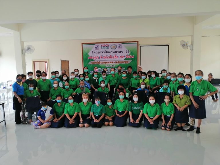 ภาพบรรยากาศการสร้างแบบและตัดเย็บกระโปรงของคนพิการและผู้ดูแลคนพิการที่เข้าร่วมโครงการฝึกงานมาตรา 35 หลักสูตรช่างตัดเย็บเสื้อผ้า